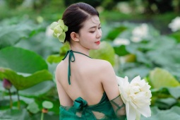 Bạn trẻ - Cuộc sống - Hot girl xứ Lạng khoe sắc bên hoa sen trắng