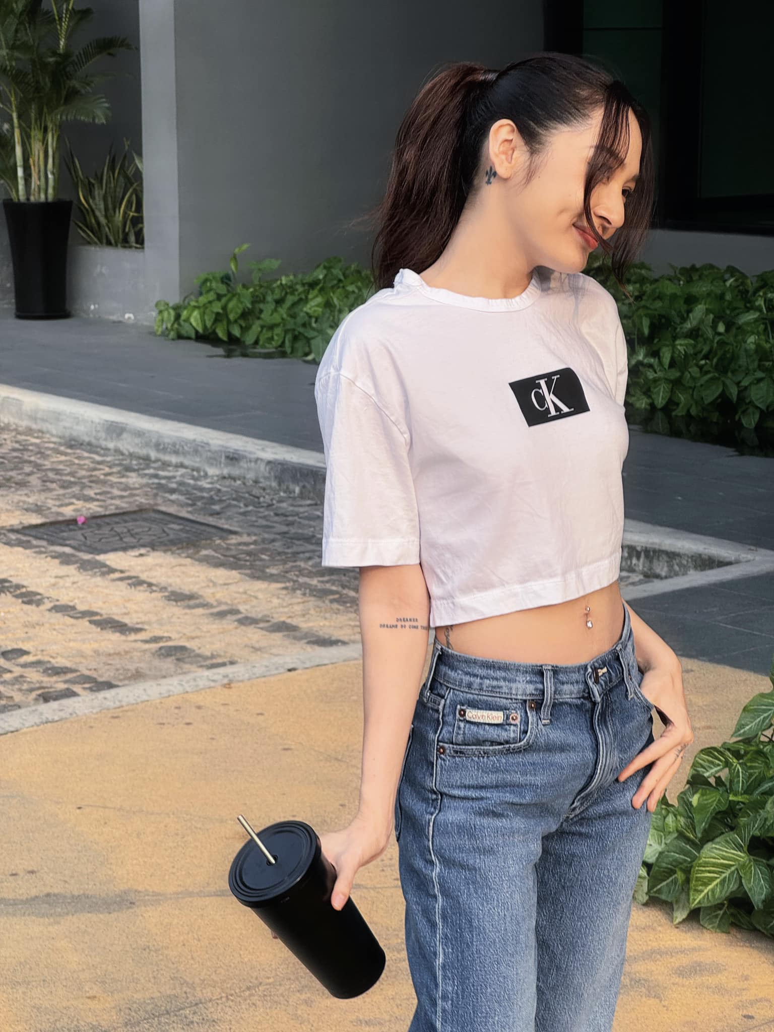 Cô khoe vòng eo thon sau sinh với áo croptop, quần jeans.&nbsp;