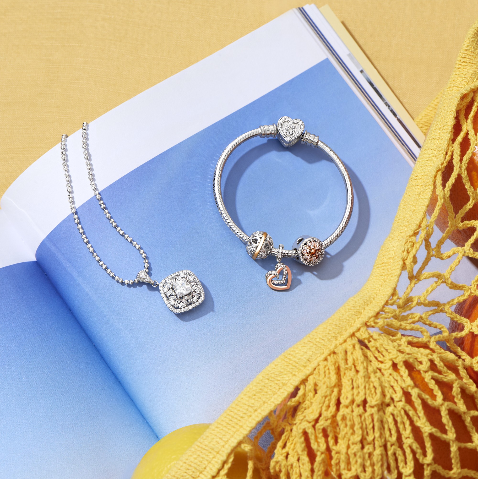 Trang sức là món quà toàn vẹn giúp thể hiện tình yêu thương vô tận giữa những thành viên trong gia đình với nhau - Ảnh: PNJ.