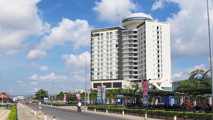 Khách sạn 5 sao CenDeluxe là một trong những tài sản do bà Thanh xây dựng
