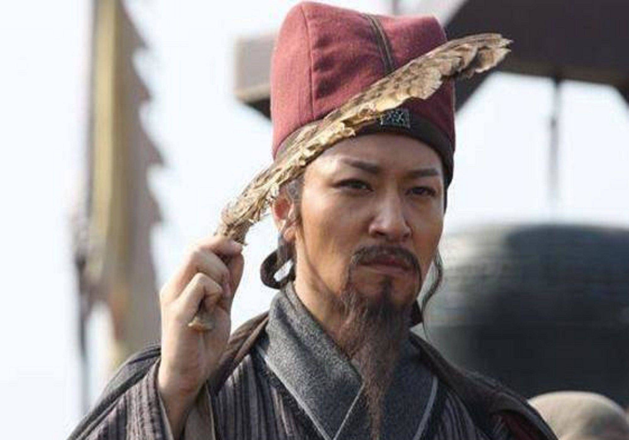 Ngô Dụng cầm quạt lông, khá giống với hình ảnh của Gia Cát Lượng (ảnh từ phim truyền hình Trung Quốc)