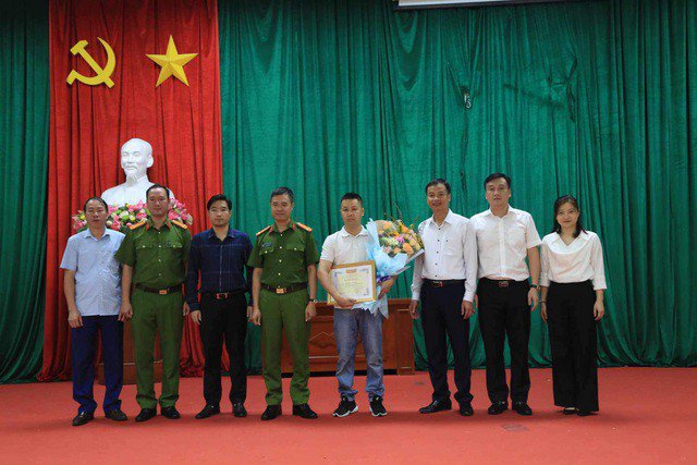 Anh Lèng Văn Bằng được chính quyền vinh danh