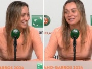 Thể thao - Ngôi sao tennis không tìm thấy WC, Tsitsipas "phá" họp báo của người đẹp