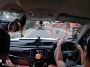 Ô tô - Clip: Tai nạn từ trên trời rơi xuống, đá văng trúng làm vỡ kính chắn gió ô tô