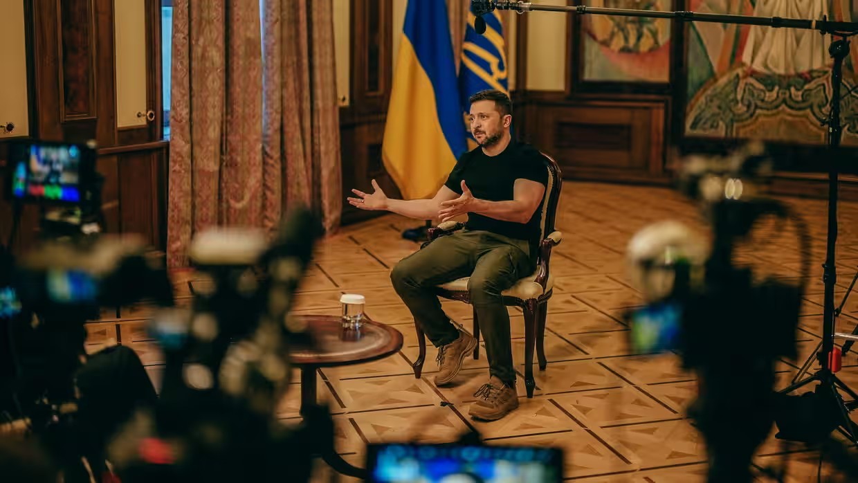 Ông Zelensky trả lời phỏng vấn ở Kiev (ảnh: Guardian)