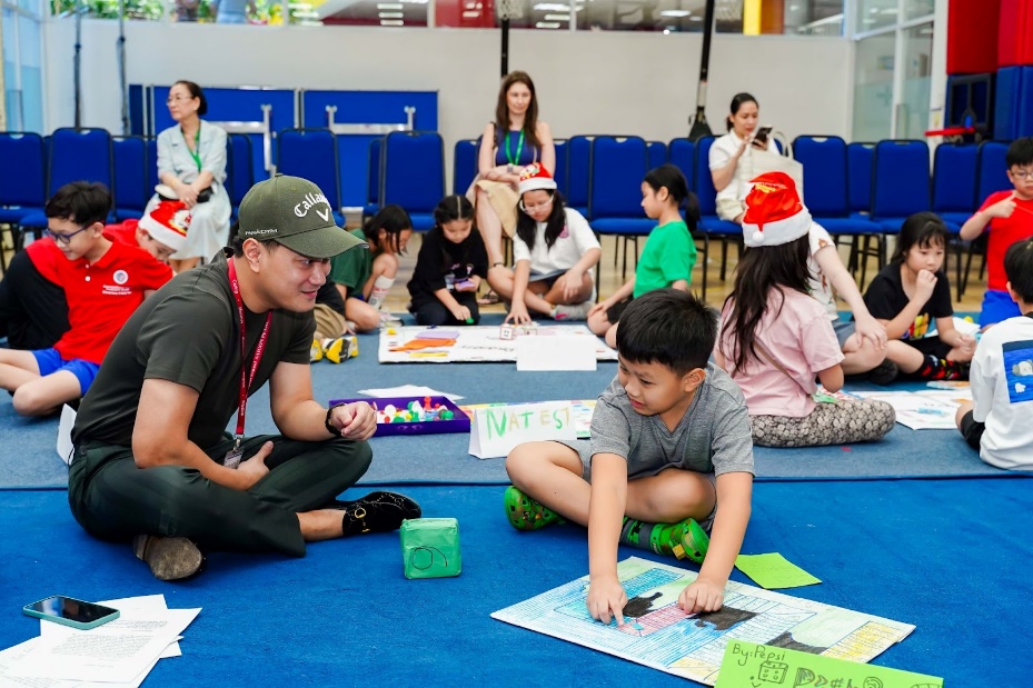 Học sinh Lớp 4 tạo ra trò chơi và hướng dẫn người chơi nhằm gây quỹ từ thiện. Hình: ISSP