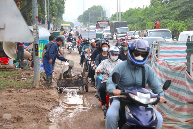 &#39;Lô cốt&#39; thi công gây mất an toàn, ùn tắc trên đại lộ Thăng Long - 4