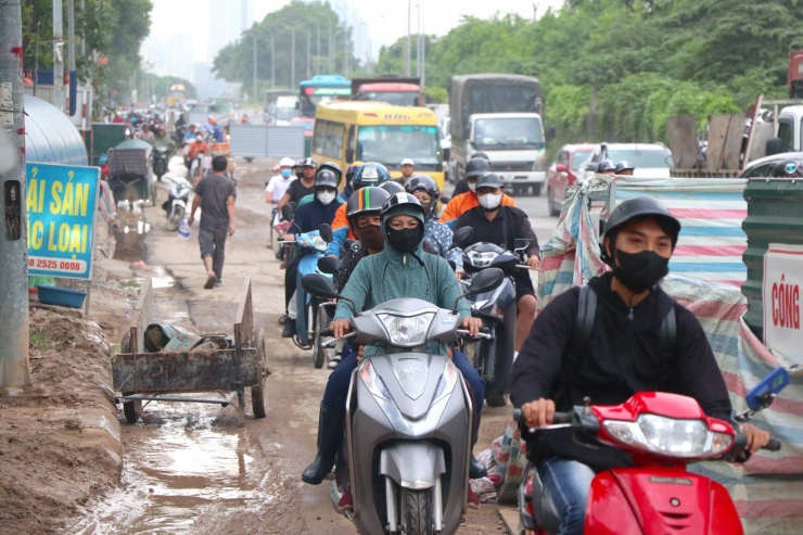 &#39;Lô cốt&#39; thi công gây mất an toàn, ùn tắc trên đại lộ Thăng Long - 2