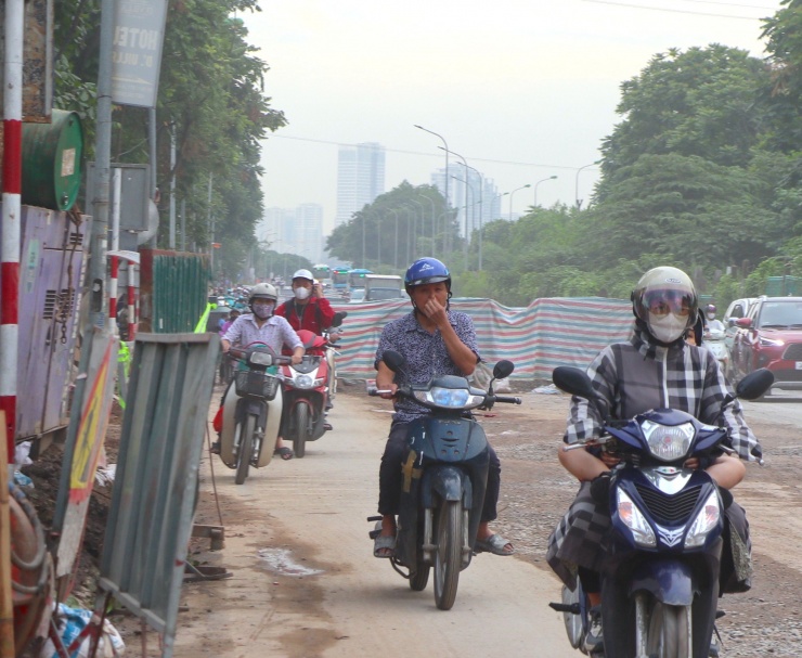 &#39;Lô cốt&#39; thi công gây mất an toàn, ùn tắc trên đại lộ Thăng Long - 3