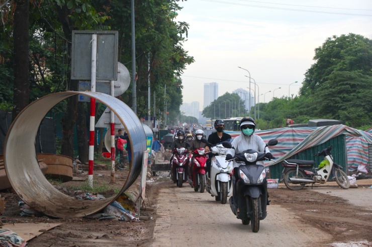 &#39;Lô cốt&#39; thi công gây mất an toàn, ùn tắc trên đại lộ Thăng Long - 5