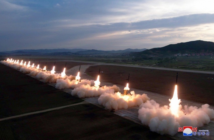 Cuộc tập trận bắn pháo sử dụng bệ phóng tên lửa đa nòng siêu lớn 600 mm của Triều Tiên hôm 30-5. Ảnh: KCNA