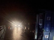 Xe tải đâm nhau trên tuyến La Sơn – Hòa Liên, một xe văng khỏi cầu