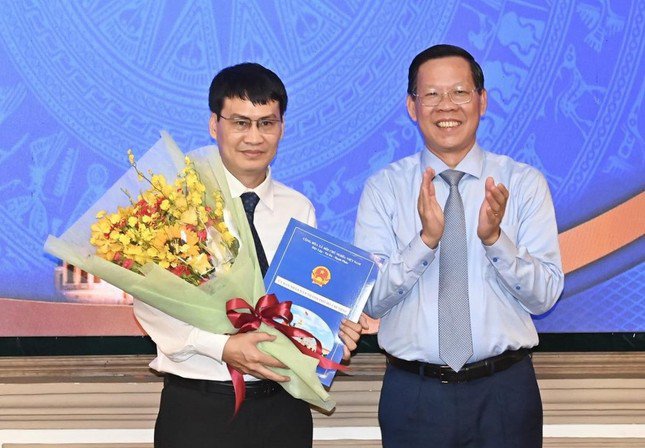 Chủ tịch UBND TPHCM Phan Văn Mãi trao quyết định cho ông Quách Ngọc Tuấn. Ảnh: Việt Dũng