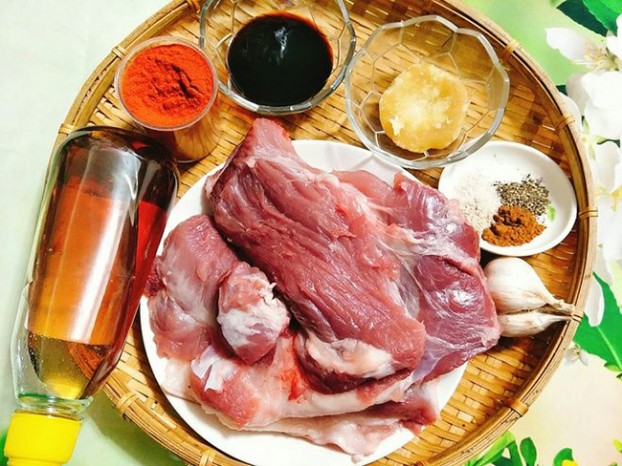 Nướng thịt để ngon, mọi người nên chọn thịt nạc vai.