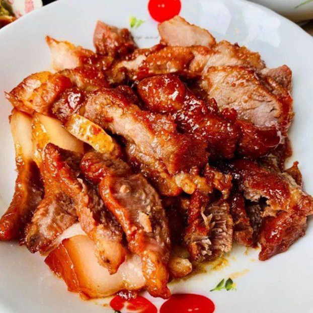 Nồi cơm điện rửa sạch, xếp thịt lợn vào nồi và đừng quên rưới 1 lớp nước sốt đã ướp thịt lên bên trên.
