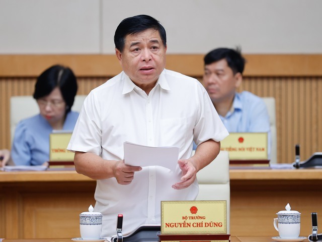Bộ trưởng Kế hoạch &amp; Đầu tư Nguyễn Chí Dũng báo cáo tại phiên họp Chính phủ ngày 1/6. Ảnh: VGP.
