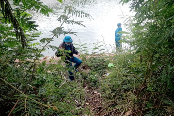 Lực lượng chức năng tìm kiếm tung tích nạn nhân ở khu vực hồ Tuyền Lâm. Ảnh: Hương Giang