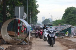 Tin tức trong ngày - 'Lô cốt' thi công gây mất an toàn, ùn tắc trên đại lộ Thăng Long