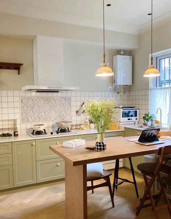 Vì thường ăn những bữa ăn nhẹ và rất đơn giản nên cô đã biến bếp thành không gian mở để có thể giữ bếp sạch sẽ, gọn gàng.
