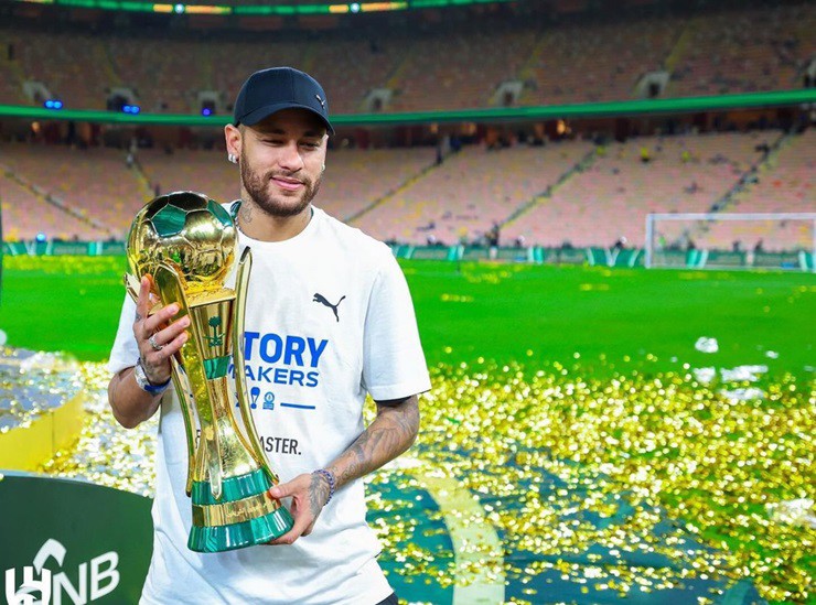 Neymar cầm trên tay chiếc cúp vô địch Cúp&nbsp;Nhà vua Saudi Arabia