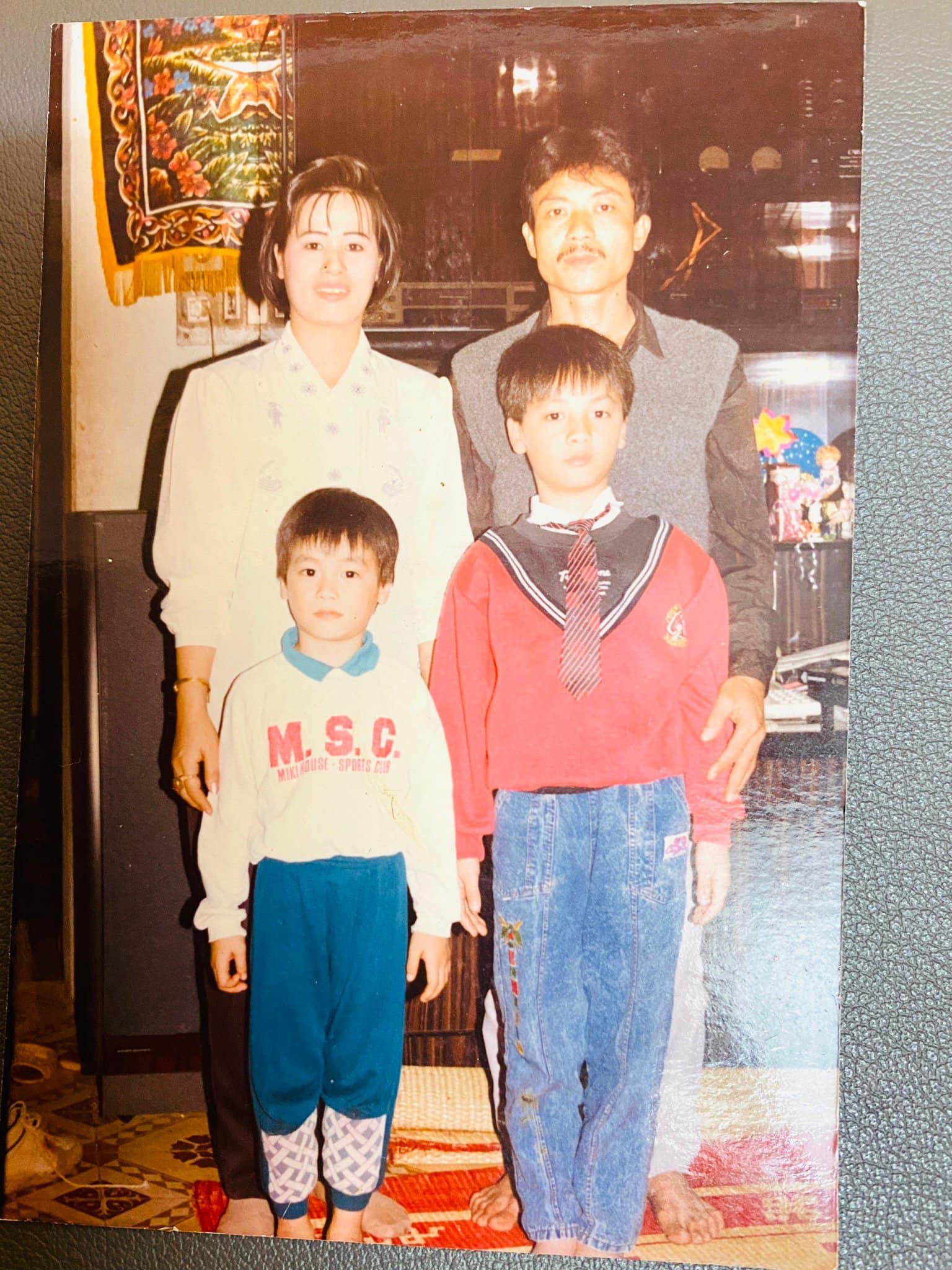 Đăng Khôi đăng ảnh chụp cùng bố mẹ và em trai ngày còn nhỏ