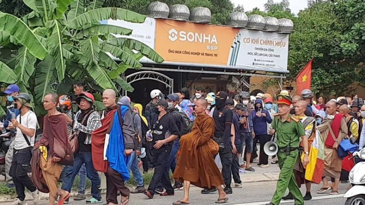 Đoàn người bám theo ông Thích Minh Tuệ đi trên tuyến Quốc lộ 1A qua địa phận Thừa Thiên Huế.