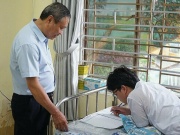 Giáo dục - du học - Hai thí sinh lớp 10 được giám thị chép bài hộ