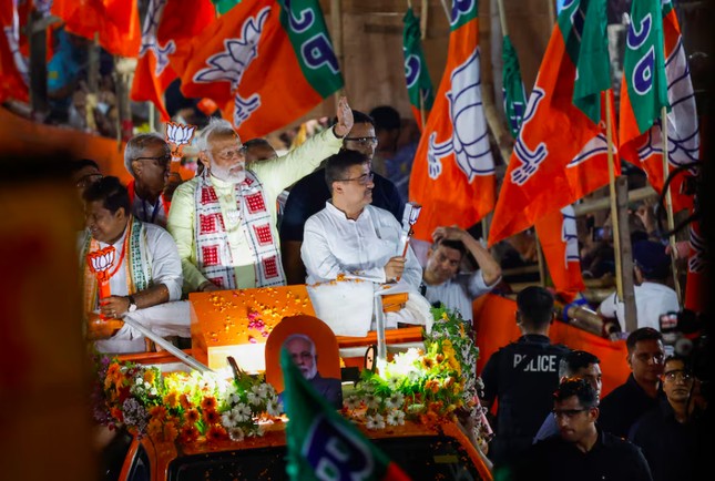 Thủ tướng Ấn Độ Narendra Modi vẫy tay chào những người ủng hộ ông trong khi thực hiện cuộc vận động ở Kolkata ngày 28/5. (Ảnh: Reuters)