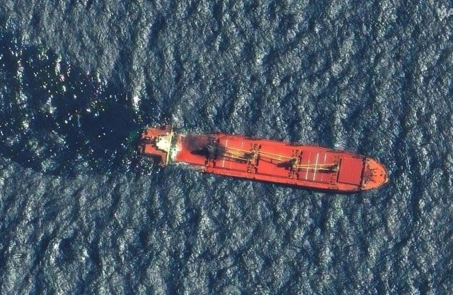 Tàu chở hàng Rubymar mang cờ Belize và thuộc sở hữu của Anh bị Houthi tấn công trước khi chìm ở biển Đỏ hồi tháng 3. Ảnh: Reuters