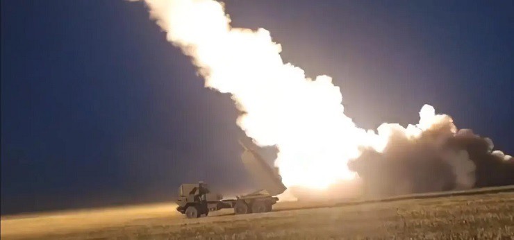 Pháo phản lực HIMARS của quân đội Ukraine khai hỏa.
