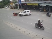 Ô tô - Clip: Ô tô sang đường bị xe máy húc bay cản trước