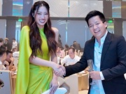 Đời sống Showbiz - Khoa Pug "đọ" chiều cao với Hoa hậu Lương Thùy Linh