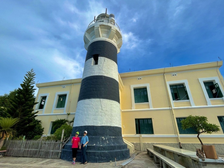 Hải đăng Hòn Lớn thuộc đảo Bích Đầm, TP. Nha Trang được xây dựng khoảng năm 1980. Hải đăng có độ cao 102 m so với mực nước biển.