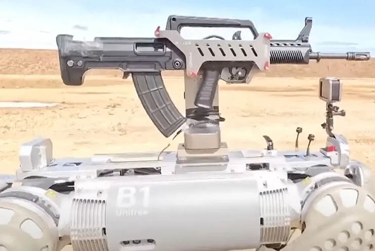 Mẫu robot có thể mang súng trường và nổ súng vừa được Trung Quốc trình diễn.