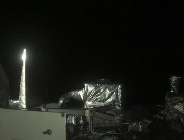Bức ảnh mới nhất mà OSIRIS-APEX tự chụp vài ngày trước thể hiện một phần thân tàu, cho thấy nó vẫn bình yên, các thiết bị được bảo toàn sau 6 tháng chạm tới điểm cận nhật - Ảnh: NASA