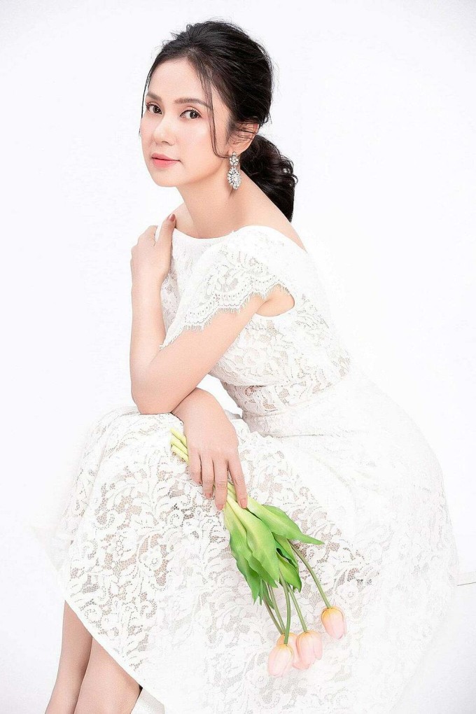 Việt Trinh trong bộ ảnh chụp ở studio năm 2022. Diễn viên đã giải nghệ, thi thoảng hợp tác cùng biên kịch Châu Thổ casting diễn viên phim, tổ chức các chương trình cộng đồng. Ảnh: Nhân vật cung cấp