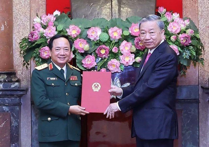 Thượng tướng Trịnh Văn Quyết nhận quyết định bổ nhiệm từ Chủ tịch nước Tô Lâm. Ảnh: Hoàng Phong