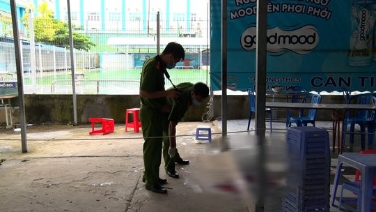 Khám nghiệm hiện trường vụ án xảy ra tại căng - tin Trường THCS Nguyễn Du ngày 7-9-2022 (Ảnh: VĂN VŨ)