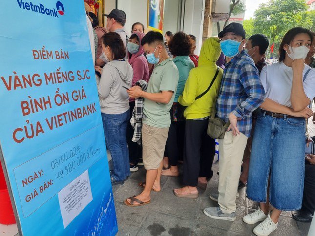 Người dân xếp hàng trước cửa hàng bán vàng bình ổn của Vietinbank (ảnh: Ngọc Mai).