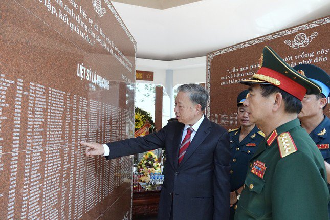 Chủ tịch nước Tô Lâm thăm, kiểm tra và tặng bức tranh 