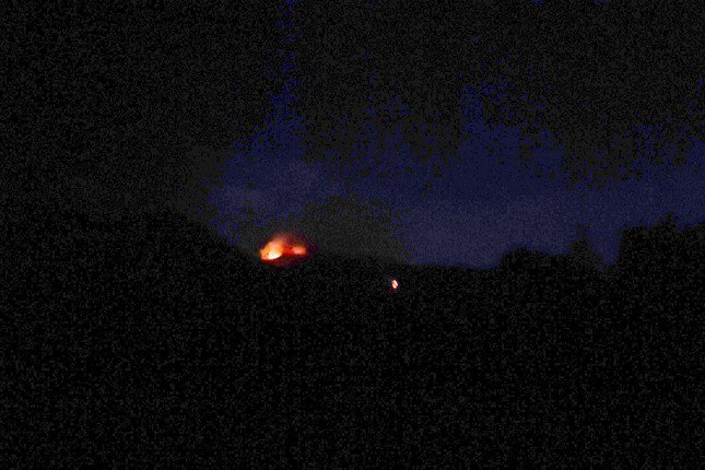 Đám cháy xảy ra ở khu vực rừng trồng trên đỉnh núi, gây khó khăn cho lực lượng chức năng tiếp cận hiện trường. Ảnh: Trương Định