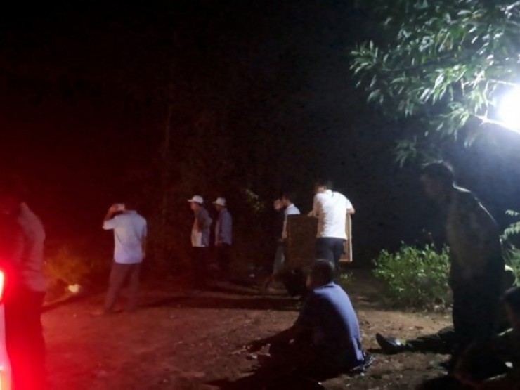 Hàng trăm người nỗ lực từ sáng đến đêm chữa cháy rừng ở Bình Định