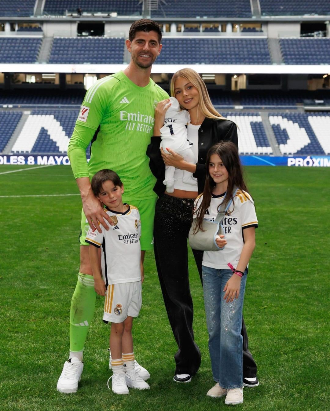 Mishel Gerzig là vợ Thibaut Courtois,
thủ môn của Real Madrid. Hai người yêu nhau từ năm 2021 và chính
thức trở thành vợ chồng trong đám cưới xa hoa ở miền nam nước Pháp.
Cặp đôi chào đón con đầu lòng vào đầu tháng 4. Thibaut còn có hai
con riêng.