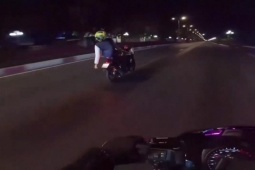 Tin tức trong ngày - CSGT Vũng Tàu xử lý 'Thánh giường nằm' lái xe bằng chân, phóng 150km/giờ
