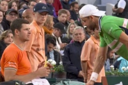 Chuyện lạ Roland Garros: Hurkacz yêu cầu Dimitrov ra phản đối trọng tài