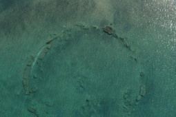 Thế giới - Cột cẩm thạch hiện ra giữa biển, tiết lộ phế tích 2.000 năm tuổi