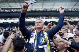 Mourinho ra mắt hàng vạn CĐV Fenerbahce, biển người và pháo sáng chào đón