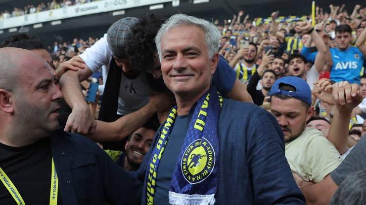 Mourinho ra mắt hàng vạn CĐV Fenerbahce, biển người và pháo sáng chào đón - 1