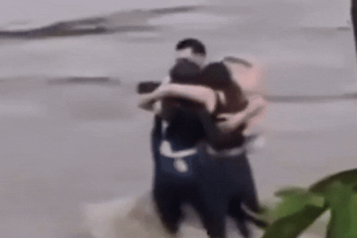 Khoảnh khắc 3 người bạn đứng ôm nhau trước khi bị nước lũ cuốn trôi