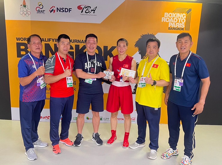 Hà Thị Linh nhận thưởng nóng ngay sau khi giành vé Olympic